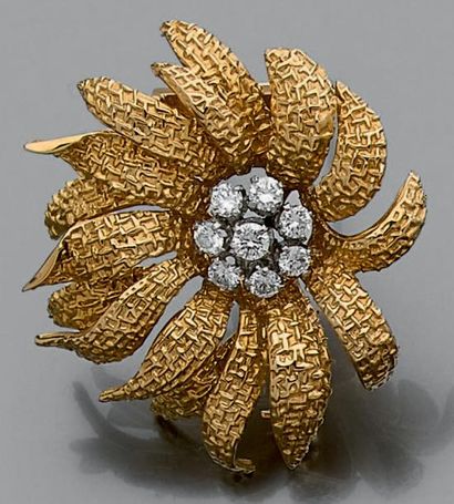 Van Cleef & Arpels, signé et numéroté 14832 Clip fleur«chrysanthème» en or jaune...