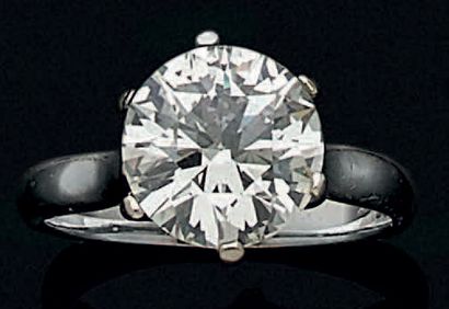 null Bague en or gris 750 millièmes ornée au centre d'un diamant rond demi-taille...
