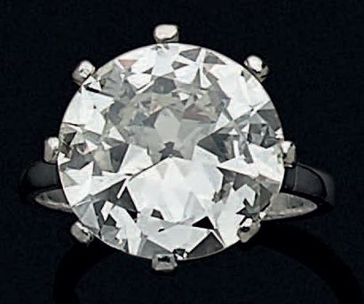 null Bague en platine 850 millièmes sertie d'un diamant rond de taille brillant.
Poids...