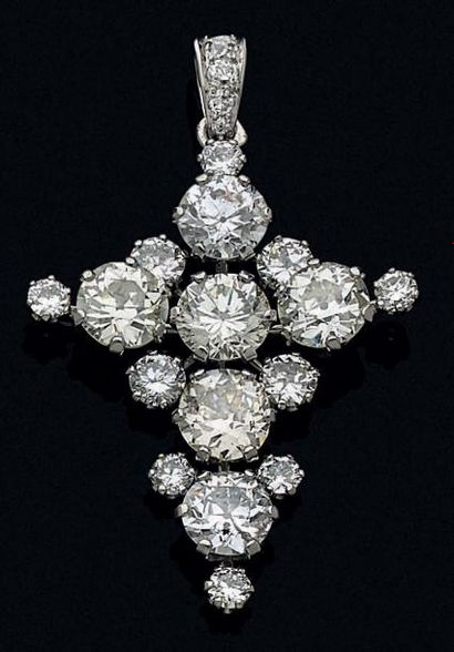 null Pendentif«croix» en platine 850 millièmes entièrement serti de diamants ronds...