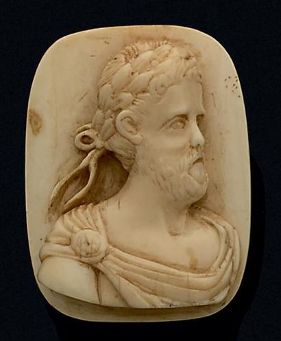 null Camée sur ivoire de forme rectangulaire représentant un empereur à l'antique...