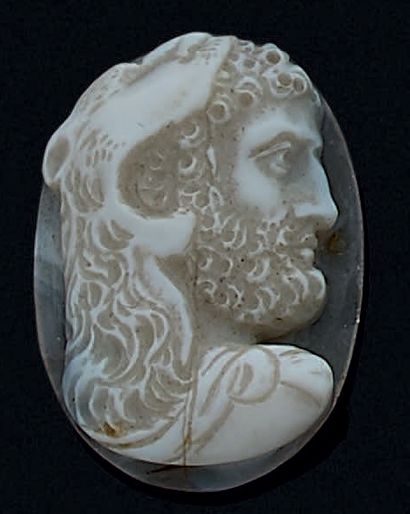 null Camée de forme ovale en agate représentant le profil d'Hercule.
XVIIIe siècle.
(Fêles).
Hauteur:...