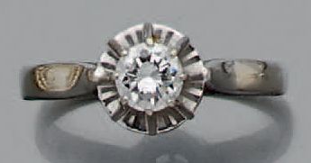 null Bague en or gris 750 millièmes sertie d'un diamant de forme ronde et de taille...