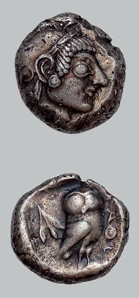 null Tétradrachme archaïque. 17,33 g.
Tête d'Athéna à droite, coiffée d'un casque...