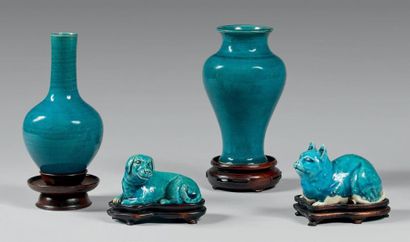 CHINE - XVIIIe siècle 
Ensemble comprenant deux vases, l'un de forme bouteille, l'autre...