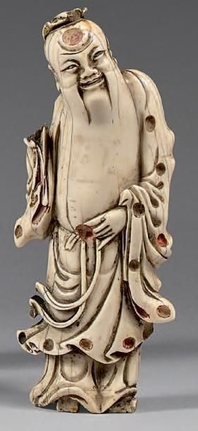 CHINE - XIXe siècle 
Statuette de Shoulao debout en ivoire, la main gauche sur sa...