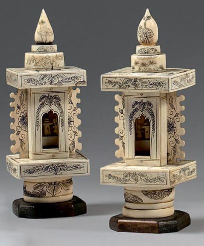 JAPON - Epoque MEIJI (1868-1912) 
Deux pagodes miniatures en placage d'ivoire découvrant...