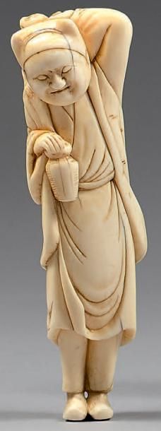 JAPON - Époque EDO (1603-1868) 
Netsuke en ivoire, Sarumawashi debout prenant la...