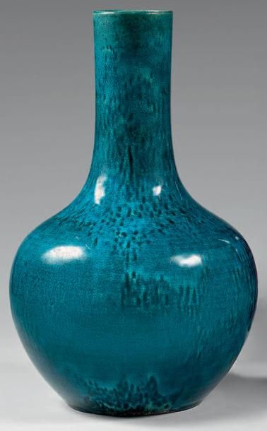 CHINE - XVIIIe siècle 
Vase bouteille en porcelaine émaillée bleu turquoise.
Hauteur:...