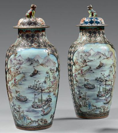 CHINE, Canton Fin de l'époque Qianlong (1736-1795) 
Paire de vases couverts de forme...