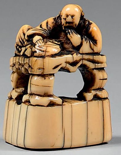 JAPON - Époque Edo (1603-1868), XVIIIe siècle 
Netsuke en ivoire à patine jaune,...