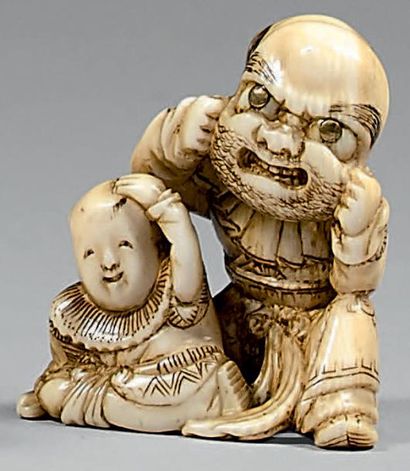 JAPON - Epoque MEIJI (1868-1912) 
Netsuke en ivoire, deux enfants assis jouant avec...