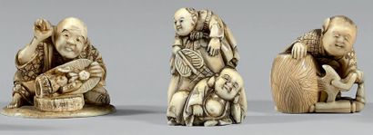 JAPON - Epoque MEIJI (1868-1912) 
Ensemble de trois netsuke en ivoire: artisan assis...