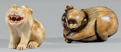 JAPON - Epoque MEIJI (1868-1912) 
Deux netsuke en ivoire: tigre assis rugissant;...