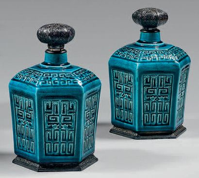 CHINE - XVIIIe siècle 
Paire de pots de forme hexagonale en porcelaine émaillée bleu...