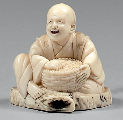 JAPON - Epoque MEIJI (1868-1912) 
Netsuke en ivoire, paysan assis tenant un panier...