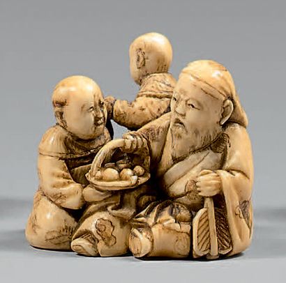 JAPON - Epoque MEIJI (1868-1912) 
Petit okimono en ivoire dans le style des netsuke,...