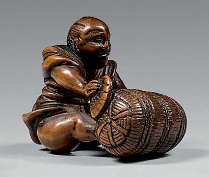 JAPON - Epoque MEIJI (1868-1912) 
Netsuke en buis, homme assis poussant une balle...