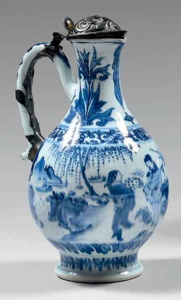 CHINE - PÉRIODE TRANSITION, XVIIE SIÈCLE 
Verseuse en porcelaine décorée en bleu...