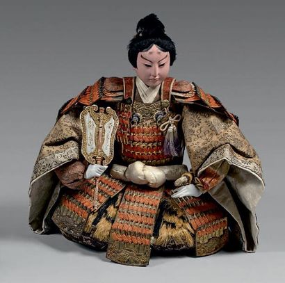 JAPON - Epoque MEIJI (1868-1912) 
Poupée musha ningyo représentant un samouraï assis,...