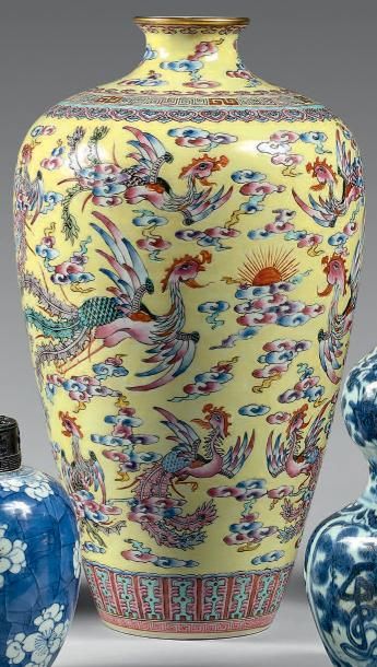 CHINE - fin du XIXe siècle 
Vase balustre en porcelaine à décor en émaux polychromes...
