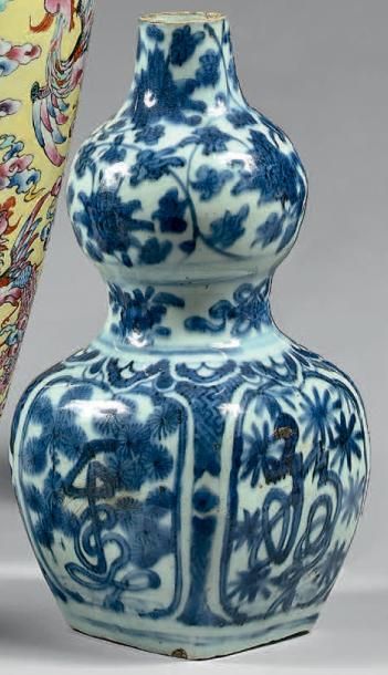 CHINE - Époque WANLI (1573-1620) 
Vase de forme double gourde, la partie inférieure...