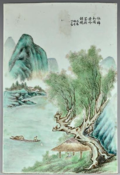 CHINE - XXe siècle 
Plaque de porcelaine à décor en émaux polychromes d'un pêcheur...