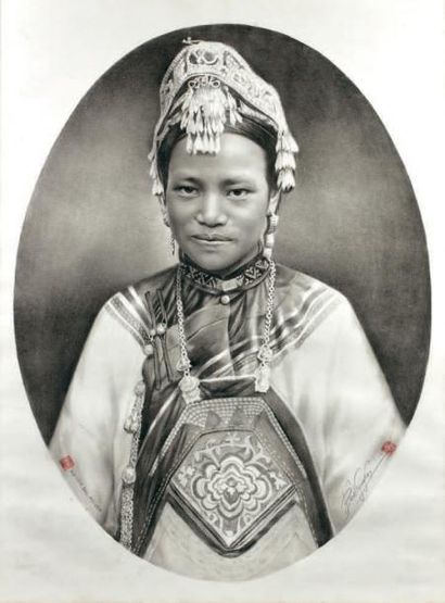 NGUYEN BAO HA (XXe siècle) 
Fusain sur papier, jeune femme en costume traditionnel...