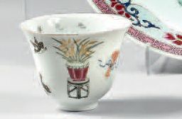 CHINE - XXe siècle 
Sorbet en porcelaine à décor émaillé polychrome de canards et...