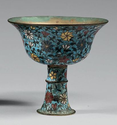 CHINE - XIXe siècle 
Coupe sur piédouche en bronze et émaux cloisonnés polychromes...