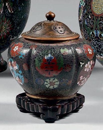 JAPON - Epoque MEIJI (1868-1912) 
Deux brûle-parfums en cuivre et émaux cloisonnés...