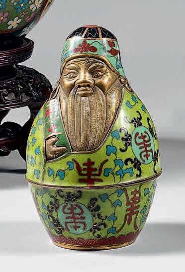 CHINE - XXe siècle 
Boîte en cuivre et émaux cloisonnés en forme de Shoulao assis...