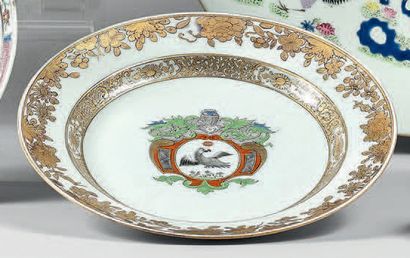 CHINE - XIXe siècle 
Assiette en porcelaine décorée en émaux polychromes et émail...
