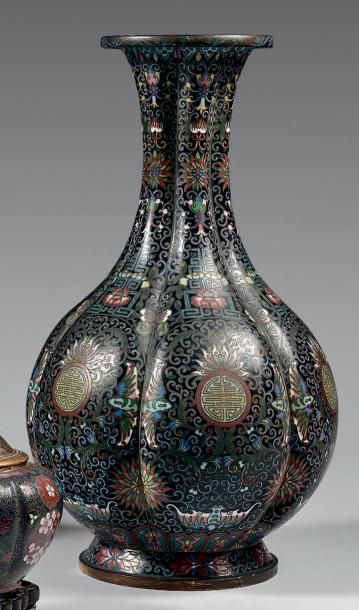 CHINE - Début du XXe siècle 
Paire de vases à panse basse polylobée à col ouvert...
