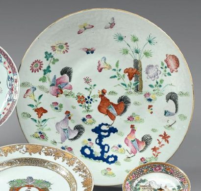 CHINE - Vers 1900 
Plat en porcelaine émaillée polychrome à décor de poules et coqs...