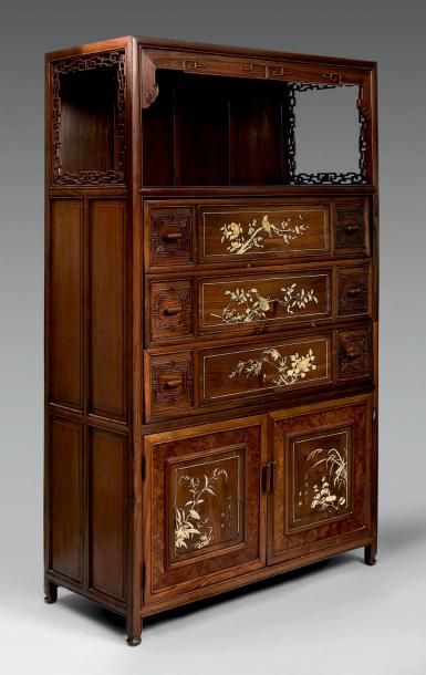 INDOCHINE - Vers 1900 
Cabinet ouvrant à trois tiroirs et deux portes en bois incrusté...