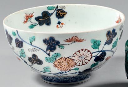 JAPON, Imari - XVIIIe siècle 
Bol en porcelaine émaillée en bleu de cobalt sous couvert...