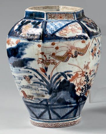 JAPON, Imari - XIXe siècle 
Petite potiche hexagonale en porcelaine à décor en bleu...