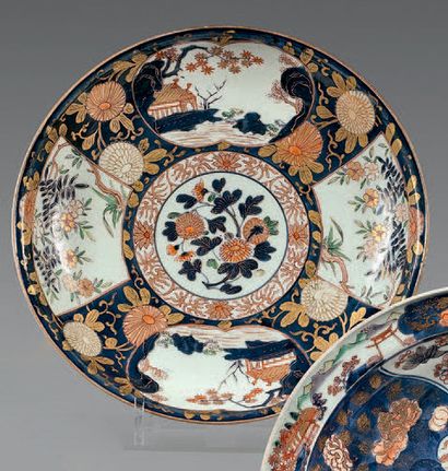 JAPON, Imari - Époque EDO (1603-1868) 
Coupe en porcelaine décorée en bleu sous couverte,...