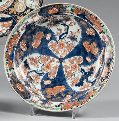 JAPON, Imari - Milieu de l'époque Edo (1603-1868) 
Coupe en porcelaine décorée en...