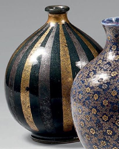 JAPON - XXe siècle 
Vase piriforme à col court étroit, émaillé vert, or et argent...