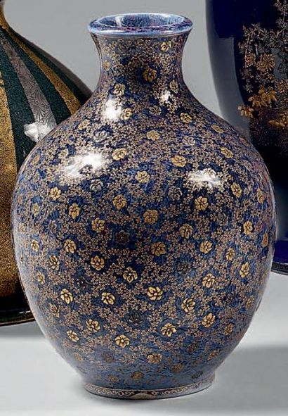 JAPON - Vers 1900 
Vase balustre émaillé bleu et or à décor de fleurs de cerisiers.
Signé...