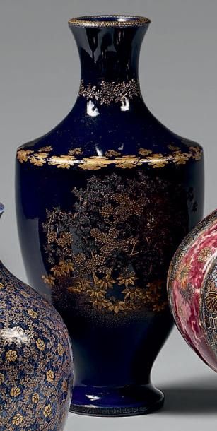 JAPON - Epoque MEIJI (1868-1912) 
Petit vase balustre à col ouvert en faïence de...