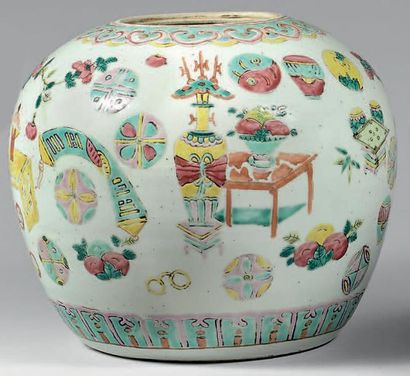 CHINE - XIXe siècle 
Pot à gingembre en porcelaine à décor en émaux polychromes dans...
