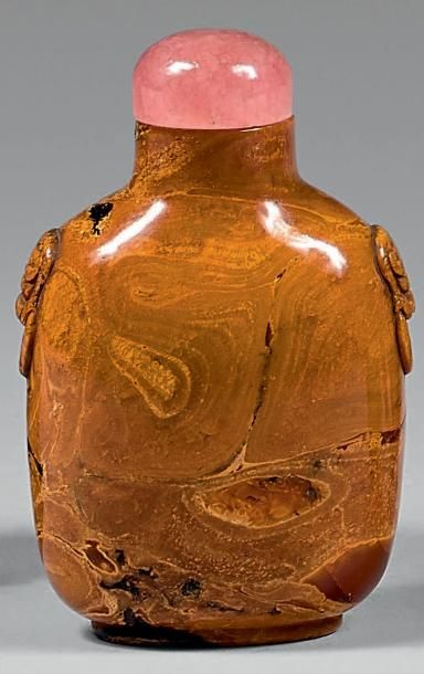 CHINE - XIXe siècle 
Flacon tabatière rectangulaire en racine d'ambre à décor sculpté...