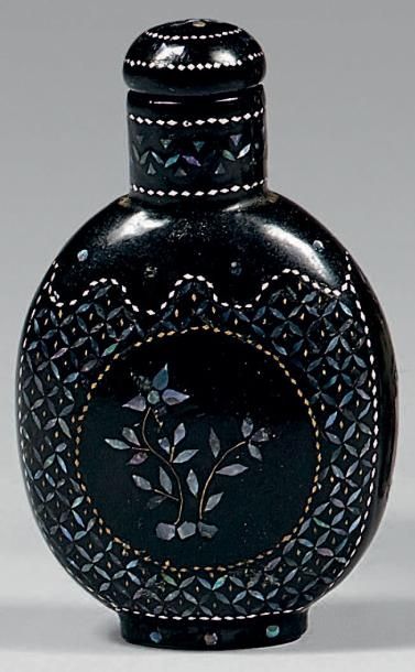 JAPON - Vers 1900 
Flacon tabatière de forme ovoïde à col long en laque noir burgauté...