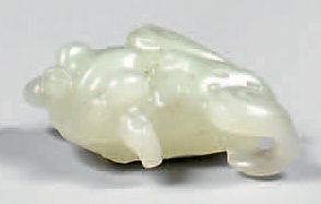 CHINE - Début du XXe siècle 
Petite coupe en néphrite céladon, les anses sculptée...