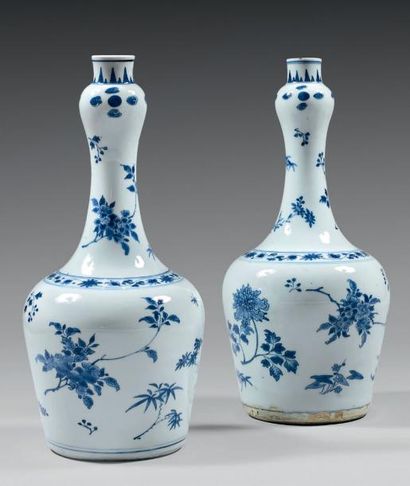 CHINE - Époque KANGXI (1662-1722) 
Deux vases bouteilles à col en forme de bulbe...