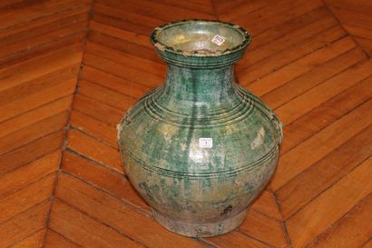 CHINE - Epoque HAN (206 av. J.-C. - 220 ap. J.-C.) 
Vase de forme «hu» en terre cuite...