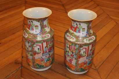 CHINE, Canton - XIXe siècle 
Paire de vases de forme cylindrique à col évasé en porcelaine...
